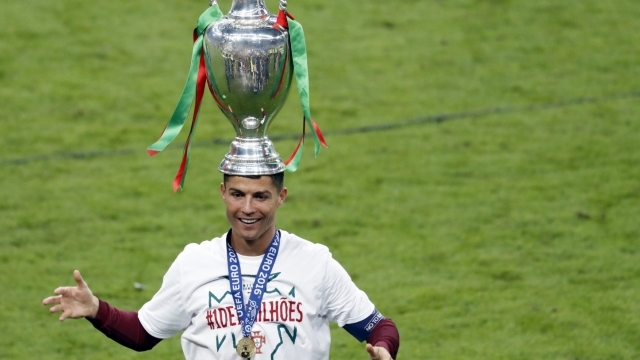 Вижте радостта на Роналдо държи купата EURO 2016! Португалия стана европейски шампион