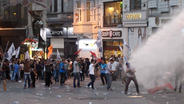 Превратът в Турция ден по-късно - Стотици хиляди празнуват по улиците