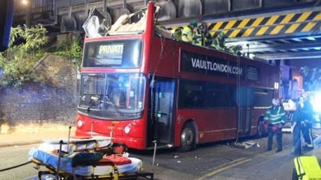 Двуетажен автобус удари мост в Лондон,има ранени