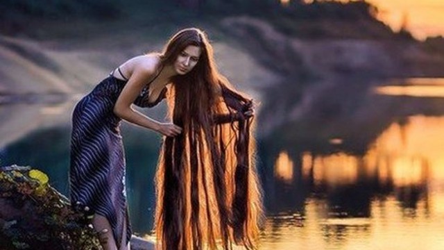 Вижте не е ли неземна принцеса! Руско момиче показва косата си, която 13 години не е подстригвала