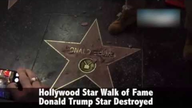 Мъж с кирка атакува звездата на Доналд Тръмп -Donald Trump's Hollywood Walk Of Fame Star