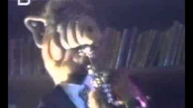 Алф е влюбен!