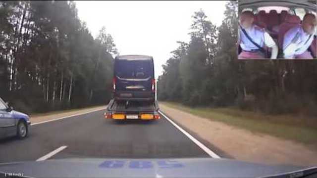 Полицаи гонят пиян шофьор на автовоз !