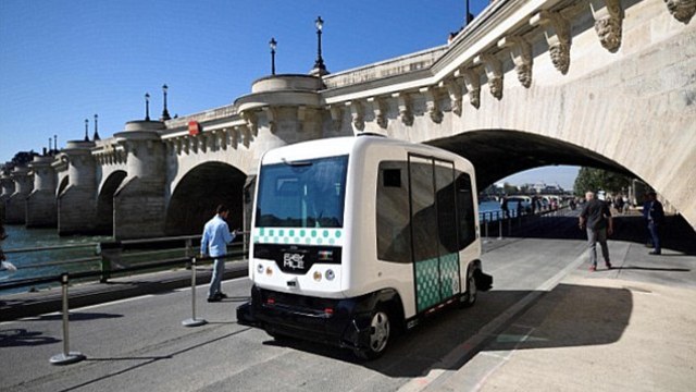 Минибуси без шофьор в Париж тръгнага тестово! Paris tests electric driverless minibus