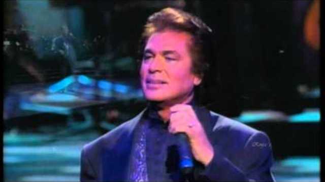 Engelbert Humperdinck - "Love Is A Many Splendored Thing" ((Live))