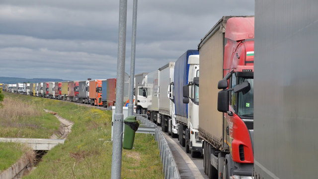 Десетки шофьори блокираха с камионите си границата ни с Румъния.