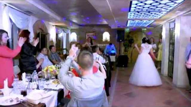 Булка грабва микрофона и пее уникално на сватбата си
