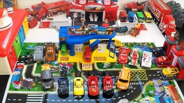 Cars 3 Piston Cup Tournament - Shooting Bus Garage Disney Cars 3 Toy