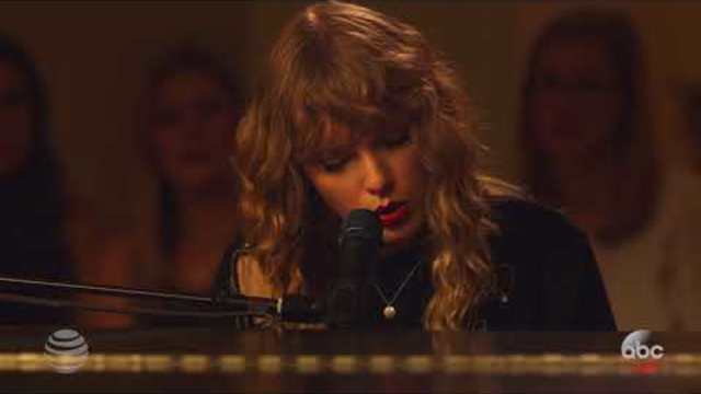 Taylor Swift - “New Year’s Day” Fan Performance