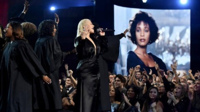 AMAs 2017: Кристина Агилера доставя преместване на Уитни Хюстън