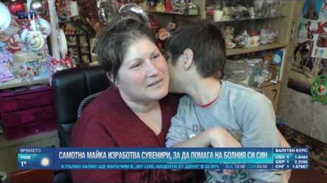 Самотна майка от Търговище изработва сувенири, за да помогне на болното си дете