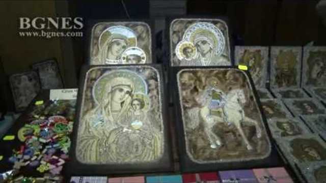 Икона на Богородица от златен калцид и аметист, Дядо Коледа от оргонит в музея „Земята и хората”