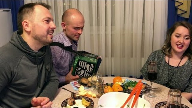 Я. Сумишевский и фолк-группа "Клевер" поют застольные песни.