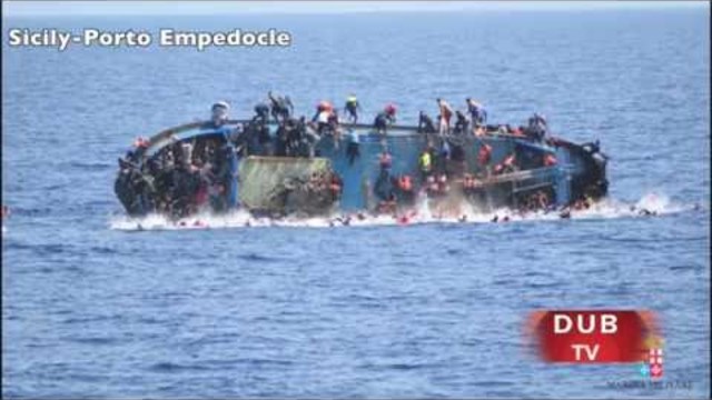 Вижте как спасяват давещите се хора-емигранти качени на надуваема лодка насред Средиземно море