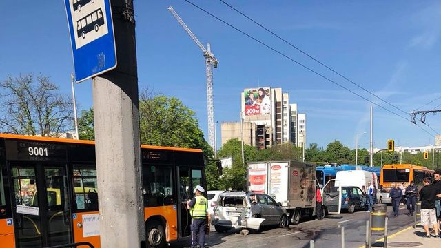 Верижна катастрофа в София днес - Два автобуса и пет коли се удариха