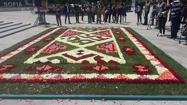14 000 рози украсиха пространството пред НДК
