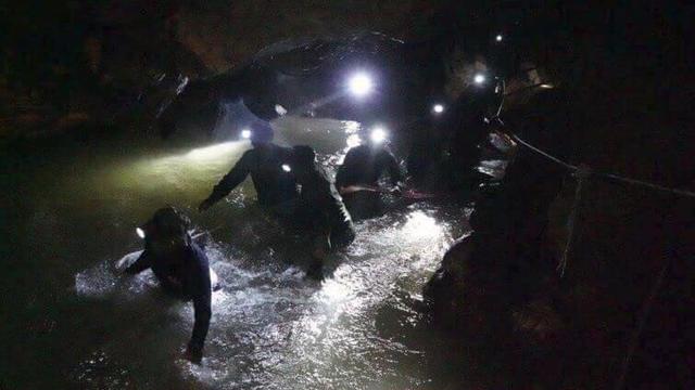Откриха живи изчезналите 12 деца в пещера в Тайланд (ВИДЕО)