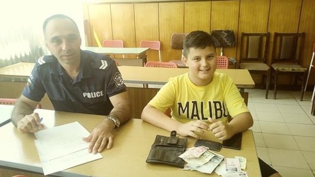 11-годишен ученик намери портфейл с 1205 лв. и го предаде на полицията