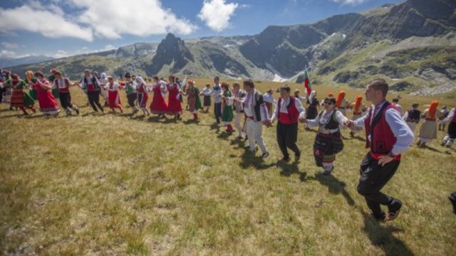 За рекорд на Гинес ще правят най-дългото хоро край Седемте рилски езера - Танцьорите изписаха с телата си"България"