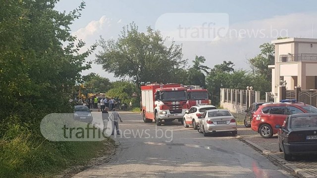 Загина пожарникар край Пловдив - Пожарна кола пада в дере и затисна спасителен екип