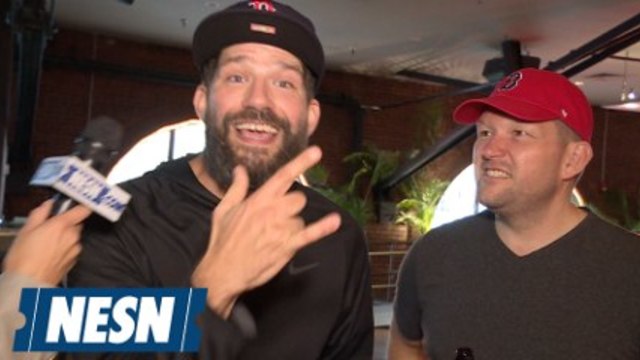 Феновете на Red Sox дават изказвания до играчите на ALDS срещу.