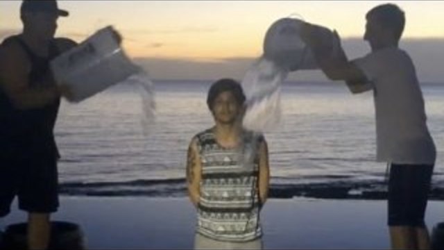 Луис Томлинсън (едно направление) поема предизвикателството на ALS 'Ice Bucket Challenge'!