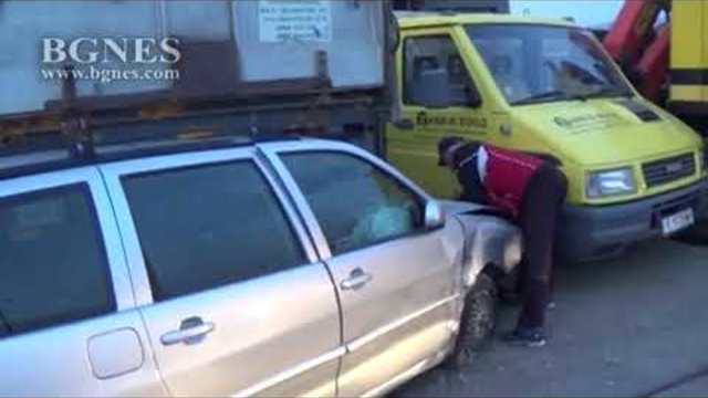 Пиян шофьор се удари в микробус и камион, забърса и стълб