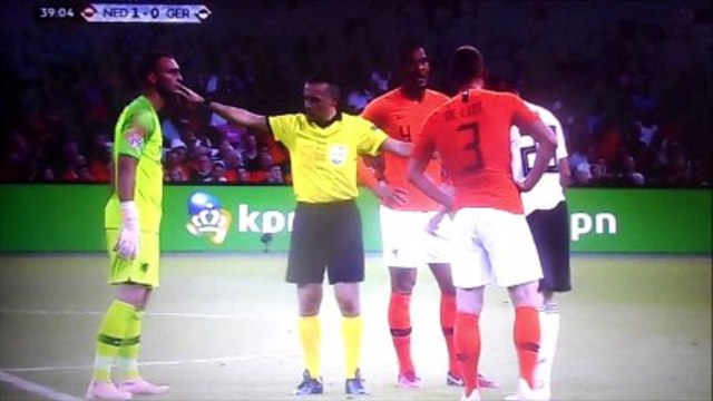 Jasper Cillessen комично изстрелва топката в главата на Марк Ут!