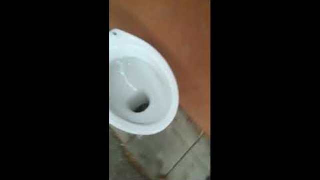 ЧОВЕК СИ ПАЗИ ТОАЛЕТНАТА НА УЛИЦАТА!!!ГОЛЯМ СМЯХ!!!