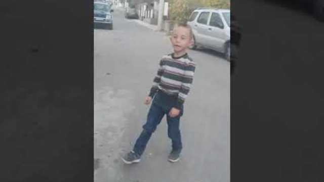 Малко момче играе кючек