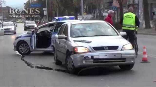 Лек автомобил засече моторист в Благоевград, пострадалият е в болница