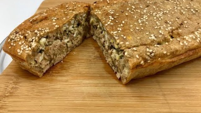 Бърз солен пай с риба тон, яйца и лук | Рецепта с пълнозърнесто брашно и кефир