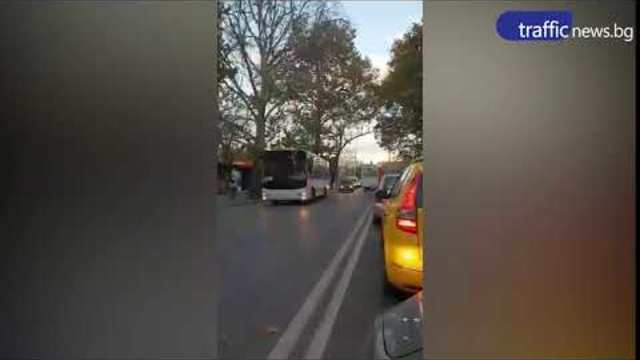 Автобус на градски транспорт се вдижи в насрещното платно