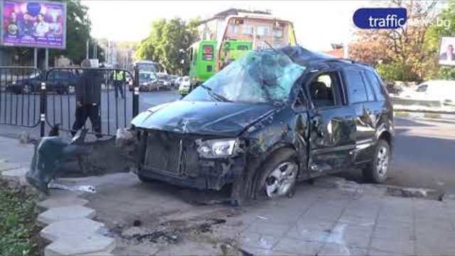 Вдигат смачкания автомобил на шофьора каскадьор в Пловдив