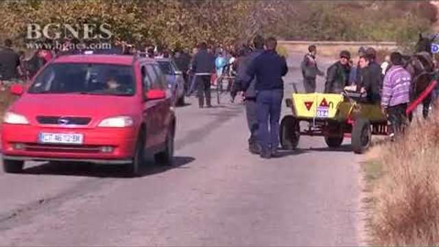Роми се състезават с каруци край Казанлък, затрудняват движението в района