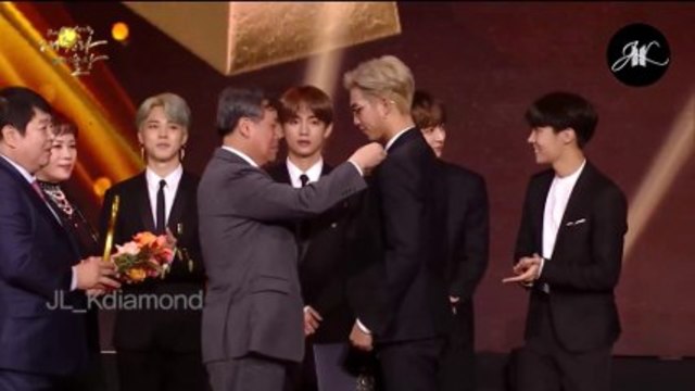[Eng Es PT Sub] BTS cuts - receiving the Order of Cultural Merit medal at  2018 Korean Popular Culture & Arts Awards