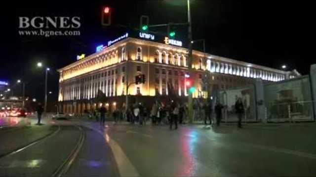 Майките на протест: Хвърлят монети по Министерски съвет