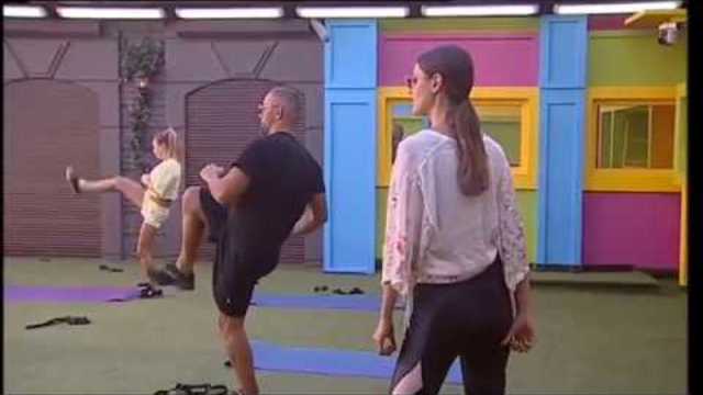 Съквартирантите тренират на двора