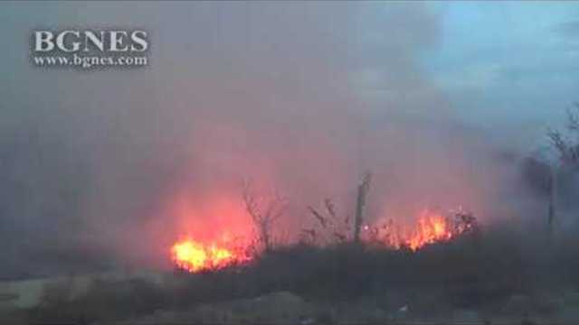 Огромен пожар край Дупница, магистрала Струма е силно задимена