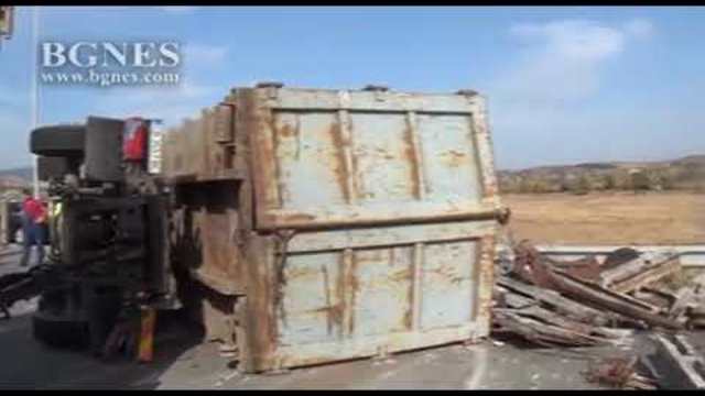 Камион с метални отпадъци се обърна и разпиля товара си