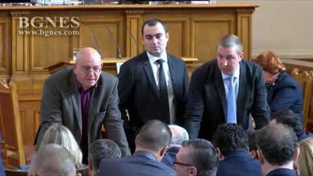 Липса на кворум провали днешното заседание на парламента