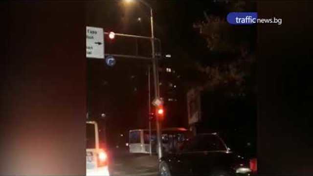 Автобус завива на червено в Пловдив
