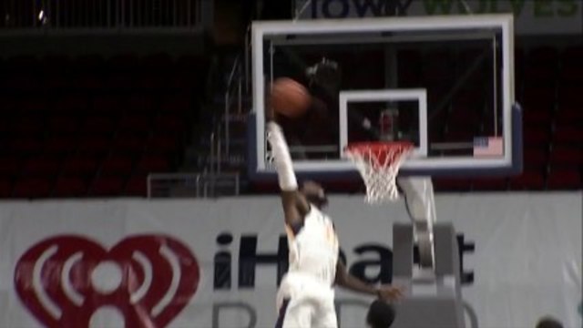 Яйрус Лайлс захранва Уили Рийд за електрифициращ шлем