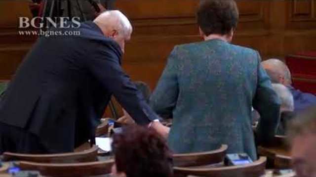 Със 121 депутати в зала парламентът започна работа