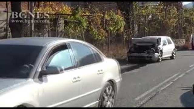 Един леко пострадал след удар на три автомобила на пътя Симитли-Банско