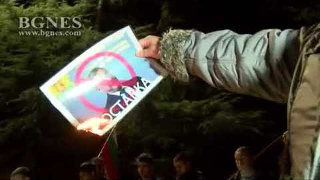 Запалиха плакати с лика на Валери Симеонов в Казанлък