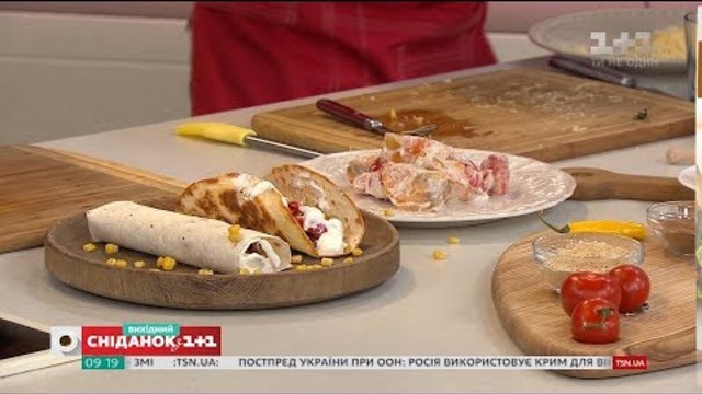 Салат із помідорами та хурмою та мексиканський буріто – рецепти від Євгена Клопотенко