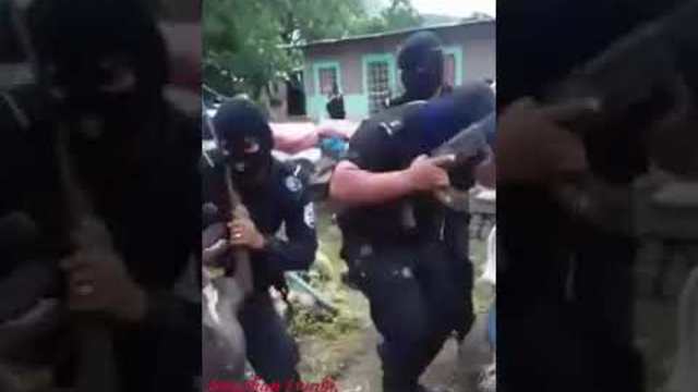 Полицаи Танцуват с куче /СМях/