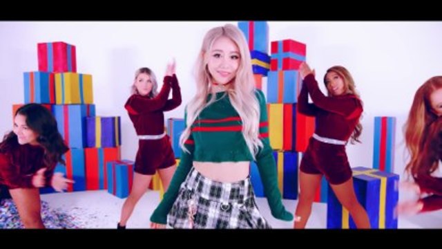 Wengie "Грозната коледна пуловер" MV (официално музикално видео)