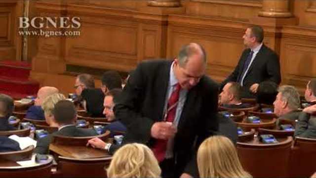 Парламентът прие оставката на Симеонов, Марияна Николова зае поста му